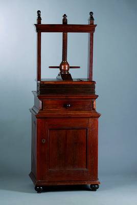 Leinenpresse, um 1820, Mahagonifurnier, 1 -türig, Platten zum pressen von Leinen oder Wäsche, 2-teilig, 6 Plattem, Furniersch., schwundrissig, st. ...