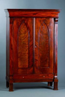 Schrank, Biedermeier, um 1820, Mahagonifurnier, 2-türig, Kopf getreppt, schwundrissig, Kopf und Fußschublade, Schloß defekt, nicht zerlegbar, st. ...