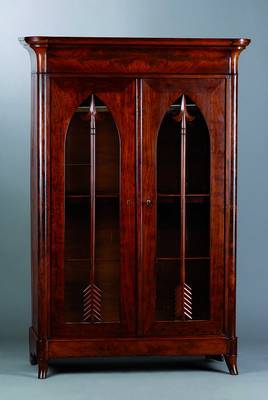 Vitrinenschrank, Biedermeier, um 1820, Mahagonifurnier, 2-türig verglast und versprosst, Kopfschublade, abgerundete Ecken, schwundrissig, l. ...