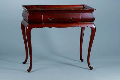 Beistelltisch, Mitte 20. Jh., Nußbaum, Beine geschweift, 1 Schublade, seitl. 2 Ausziehbretter, Platte leicht schwundrissig, Gebr.-Sp., ca. 74x82x47 ...