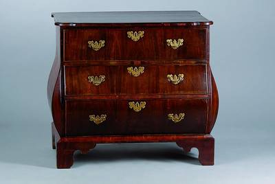 Barockkommode, Holland, um 1780, Mahagonifurnier, 3-schübig, reich verzierte Beschläge, Front leicht bombiert, abgerundete Ecken, ohne Schlüssel, ...