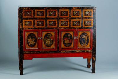 Anrichte, Asien, um 1910, schwarz gefasst, rote und gelbe Bemalung, 12-schübig, 4-türig, Alterssch., ca. 111x125x46 cm