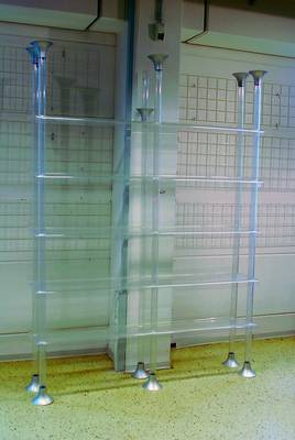 Großes Regal, 60er Jahre, Plexiglas, Aluminiumabschlüsse, komplett zerlegbar, Deckenverschraubung vorhanden, Gebr.-Sp., ca. 250x180x35 cm