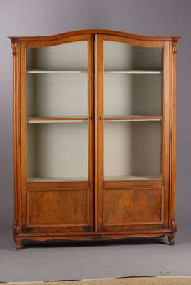 Vitrine, um 1860/70, helles Mahagonifurnier, 2-türig, ohne Schlüssel, orig. gewalzte Gläser, Kopf und Füße geschweift, innen mit Moirestoff ...