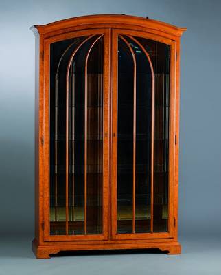 Jugendstilvitrine, 2. Hälfte 20. Jh., Eschefurnier, 2-türig, facett. Glas, innen verspiegelt, 5 Glaseinlegeböden, Innenbeleuchtung, hochwertiges ...
