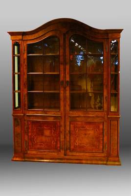 Großer Bücherschrank, um 1900, Wurzelnußfurnier, 2-türig, teilverglast und versprosst, orig. gewalztes Glas, einzeln gefasst, innen mit Eiche ...