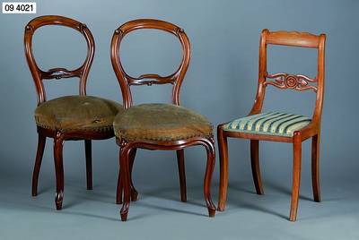 2 Stühle, Biedermeier, um 1830/40, leicht verschieden, ein Stuhl Nußbaum, Rückenstrebe mit feiner Marketerie mit Brandschattierung, ein ...