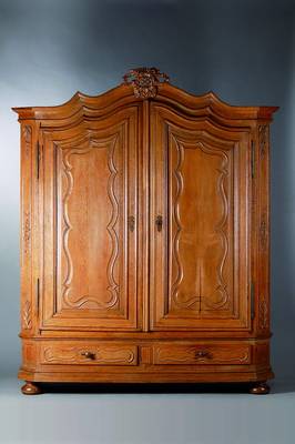 Bergischer Schrank, um 1820, Eiche massiv, 2türig, 2 Fußschubladen, Türen und Seiten kassettiert, Inlets getreppt, abgeflachte Ecken, Lisenen mit ...