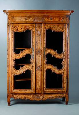 Vitrinenschrank, Lothringen, um 1770/80, 2-türig, alte Verglasung sek., Seiten kassettiert, Kopf mit sparsamer Schnitzerei, kopf 3-fach getreppt, ...