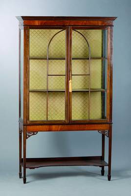 Vitrine, England, um 1900, Mahagonifurnier, 2-türig, verglast und versprosst, 2 feste Einlegeböden, Eckzwickel in Durchbrucharbeit, seitlich ...