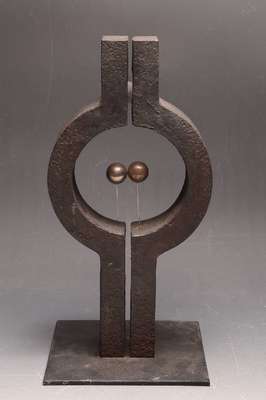 Achim Kühn, geb. 1942 Berlin, Studium an der Bauhaus-Universität in Weimar, hier: "Sich Berührende", Klangplastik, Stahl und Edelstahl, ...