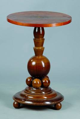 Runder Beistelltisch, deutsch, um 1925, Nußbaum und Buche, Drechselarbeit mit Kugeln und konischen Elementen, ehemals Lampentisch, daher Platte mit ...