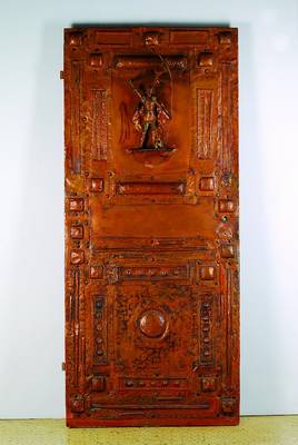 Haustür mit Kupferbeschlag, 20. Jh., vollplastische Figur des Hl. Florian, Türgriffin Form eines Hundes, st. Gebr.-Sp., ca. 198x87 cm