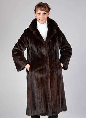 Dunkelbrauner Nerzmantel, Gr. ca. 38, LabelSaga-Mink, 2 seitl. Einschubtaschen, Reverskragen, schwarzes Innenfutter, Rückenl. ca. 107 cm