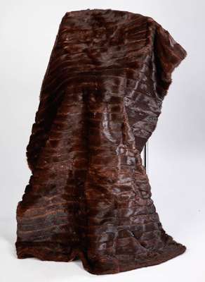 Nerzdecke, braune ausgelassene Nerzfelle, M. ca. 145 x 97 cm