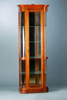 Sammlervitrine, 20. Jh., 3-seitig verglast, 4 Glaseinlegeböden, abgerundete Ecken, Magnetschloss, integr. Beleuchtung, l. Gebr. -Sp., ca. 194x70x30 ...