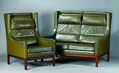 Sitzgruppe, 70er Jahre, 2-Sitzersofa, Armlehnsessel, Hocker, dunkelgrüner Lederbezug, teils spröde m. st. Gebr.-Sp., Sofa ca- 107x130x75 cm, Sh. 43 ...