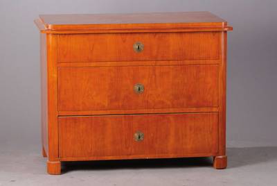 Kommode, um 1850, Kirschbaumfurnier, Teile ergänzt, 3-schübig, abgerundete Ecken, schwundrissig, Furniersch., st. Gebr.-Sp., ca.80x100x57 cm