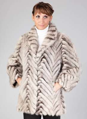 Nerzschweif-Longjacke, graue Felle, Gr. ca. 40/42, Nerzschweife im Fischgrätmuster, 2 seitl. Einschubtaschen, schwarzes Innenfutter,2 Gehschlitze, ...