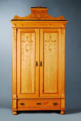 Schrank, deutsch, um 1890, Gründerzeit, Zirbelkiefer/Linde, zweitürig, abgelaugt, Flachschnitzereien aus dem Vollholz, Sockelschub, ca. ...