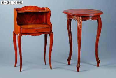 Ablege-Schränkchen, deutsch, um 1890, Nußbaum massiv, allseitig geschweift, eine Schublade, Gebr.-spuren, ca. 76x46x30cm