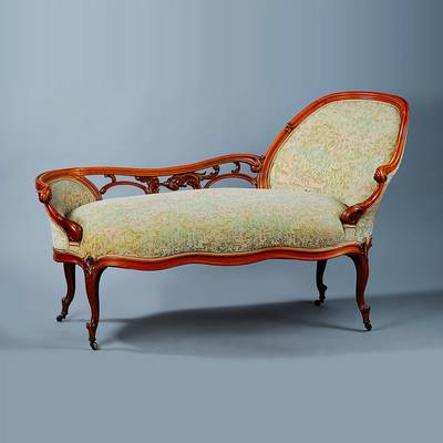 Recamiere, Frankreich, um 1890, Rahmen massiv Nußbaum, allseitig geschweift und gerieft, doppelte Rocaillen mit asymmetrischer ...
