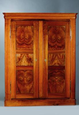 2-türiger Schrank, Pfalz/Elsass, um 1850, Nußbaum massiv, 2-türig, Front und Seiten kassettiert, org. Schloss und Schlüssel, poliert, zerlegbar, ...
