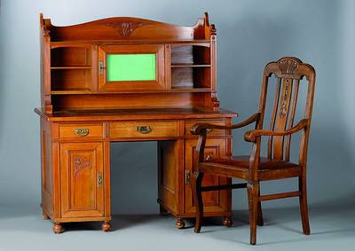 Aufsatzschreibtisch, Jugendstil um 1905/10, Unterteil 2-türig, 3-schübig, Oberteil 1-türigmit grünem Glaseinsatz (verschlossen), ausziehbare ...
