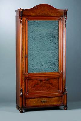 Gründerzeitschrank, um 1880, Nußbaum/Wurzelnußfurnier, 1-türig, teilverglast, Glas später, Fußschublade, sparsame Volutenschnitzerei, Zierteile ...