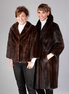 Konvolut Nerzmantel und -Jacke, Gr. ca. 42, Nerzmantel: Saga Mink, dunkelbraune Felle längs verarbeitet, Reverskragen, braunes Innenfutter, ...