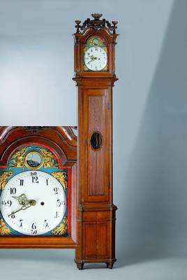 Standuhr, deutsch um 1770/80, Eichengehäuse,2teilig, abgeschrägte Ecken, spannungsrissig, geschnitzter Giebel, alter Wurmbefall, Gläser ...