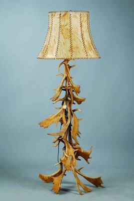 Grosse Stehlampe, Tischlampe und Wandlampe für Jagdzimmer, 20/30er J., Wandlampe später, aus versch. Geweihen, nicht geprüft, Altersspuren, ...