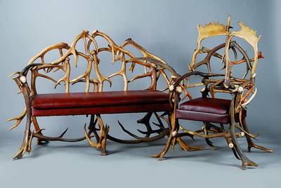 Jagdzimmer, deutsch, 20/30er Jahre, Hirsch/Dammhirsch, Tisch mit Knochenscheiben intarsiert, 2 Armlehnsessel, je 117x62x65 cm, Sh. 44 cm, ...