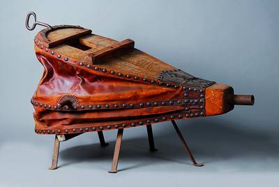 Großer Blasebalg für Schmiede, deutsch, um 1900, als Tisch eingesetzt, Eiche/Leder, Eisenbeschläge, st. Gebr.-Sp., ca. 53x150x70 cm