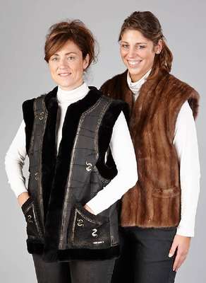 Konvolut 2 Nerzwesten, Gr. ca. 40/42, 1x brauner Naturnerz, Felle längsverarbeitet, 2 aufgesetzte Taschen, braunes Innenfutter, Rückenl. ca. 65 ...