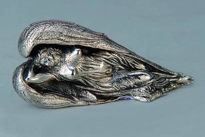 Ernst Fuchs, geb. 1930 Wien, Schutzengel, Metallguss versilbert, im Guss signiert u. nummeriert 13, L.ca. 10 cm
