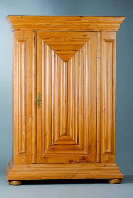 1-türiger Frankfurter Schrank, um 1740, Weichholz, Türen und Lisenen vielfach profiliert, Kopf getreppt, Alterssch., schwundrissig, ca. 189x132x62 ...
