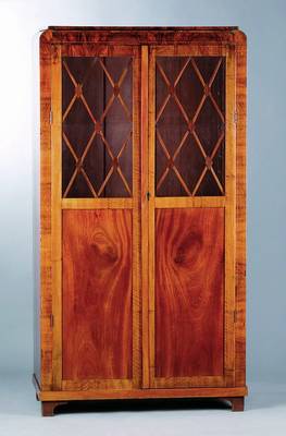 Vitrine, Österreich, um 1850, Nußbaumfurnier, 2-türig, verglast, Streben ergänzt, Füße erneuert, Gebr.-Sp., ca. 169x91x46 cm