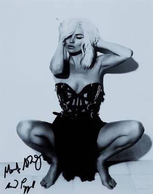 Mert Alas & Marcus Piggott, s/w Fotografie, Kate Moss, links unten handsigniert, Bildgröße ca. 24 x 18,5 cm, unter Glas, gerahmt, Passepartout