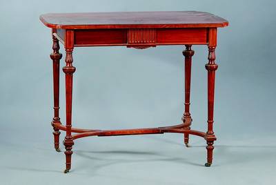 Salontisch, deutsch, um 1900, Jugendstil mit klassizistischem Einfluss, Weichholz, Mahagonifurnier, Balusterbeine gereift, Unterteil versprosst, ...