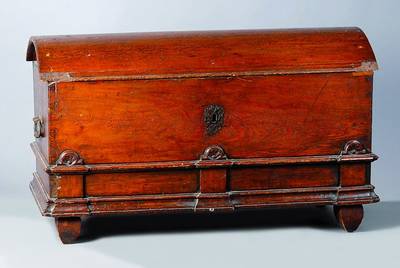 Buckeltruhe, um 1840, Eiche massiv, Schlüssel sek., Alterssch., verzierte Eisenbeschläge, ca. 71x122x75 cm