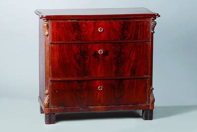 Kommode, um 1860/70, Mahagonifurnier, vielfach gespiegelt verlegt, 3-schübig, sparsame Schnitzereien, l. Furniersch., Gebr. -Sp., ca. 82x90x48 cm