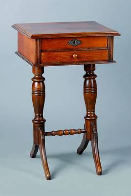 Nähtisch, Gründerzeit, um 1880, Nußbaumfurnier, 2-schübig, Beine gedrechselt, Lisenen gerieft, st. Gebr.-Sp., ca. 79x50x42 cm
