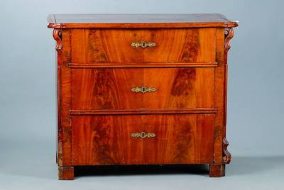 Kommode, Louis-Philippe, um 1860, Mahagonifurnier, 3-schübig, sparsame Schnitzereien, schwundrissig, Furniersch., Zierteile fehlen, Überholung ...