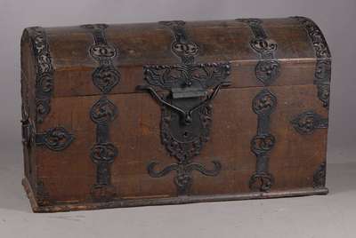 Reisetruhe, um 1750/60, Eiche massiv, reicheEisenbeschläge, schwundrissig, Alterssch., ca . 72x117x58 cm