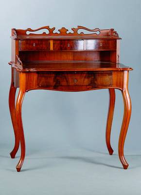 Damenschreibtisch, um 1850/60, Mahagonifurnier, Beine geschweift, Balustrade gebrochen, Teile fehlen, Alterssch., Überholung empf., ca. 105x90x60 cm