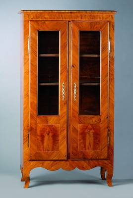 Vitrinenschrank, um 1800, Nußbaumfurnier, vielfach gespiegelt verlegt, 2-türig, verglast, Ahornfadenintarsien, Zarge und Füße geschweift, Teile ...