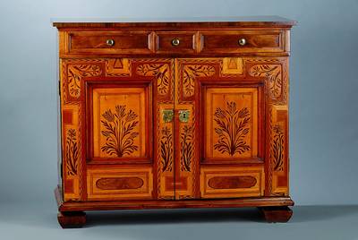 Halbschrank, um 1860, Nußbaum, 2-türig, 3 -schübig, Front aufwendig intarsiert, Inlets getreppt, Reste alten Wurmbefalls, Gebr.-Sp., ca. 99x115x56 ...