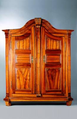 Schrank, wohl Landau um 1780/1800, Nußbaum, 2-türig, 12-fach kassettiert, abgeflachte Ecken, Inlets getreppt, Kopf m. Voluten und ...
