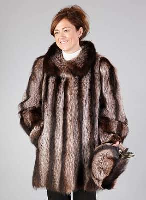 Waschbär-Longjacke mit Mütze, Gr. ca. 40, Ärmel mit Manschetten, 2 seitl. Einschubtaschen, schwarzes Innenfutter, Rückenl. ca. 81 cm, mit ...
